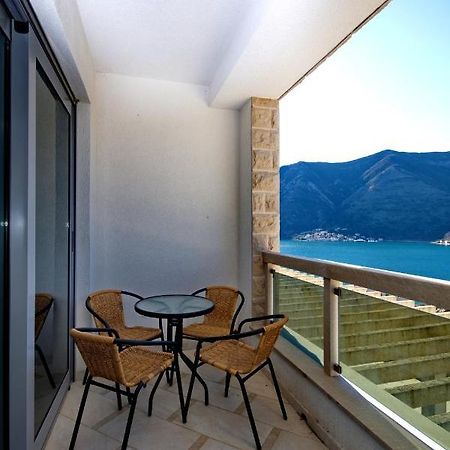 Apartment Dobrota Tomici  外观 照片